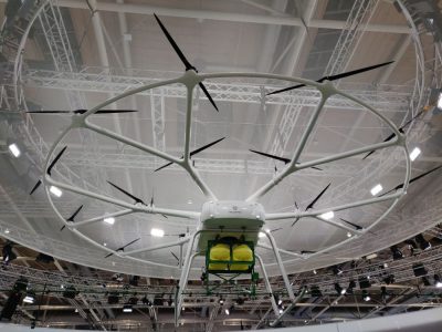 Drohne von Volocopter mit Spritze von John Deere als Anbaugerät