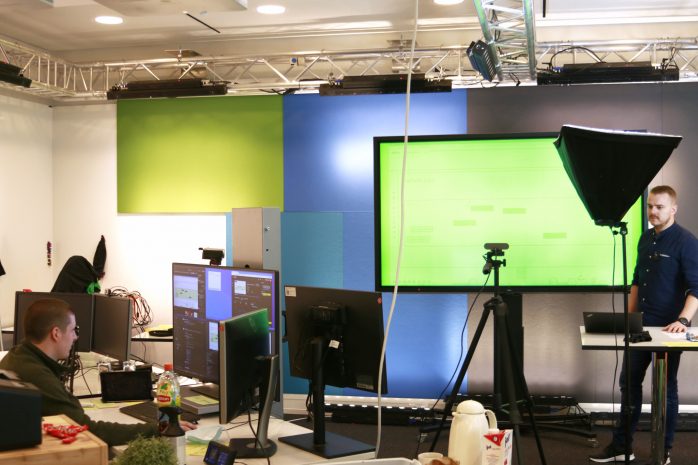 Studio-Aufbau mit Greenscreen für virtuelle Gäste beim PFAFF HACK 2020 – unserem Online-Hackathon 2020.