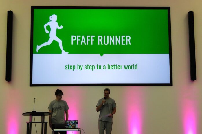 Zwei Hackathon-Teilnehmer präsentieren ihre Lösung PFAFF Runner.