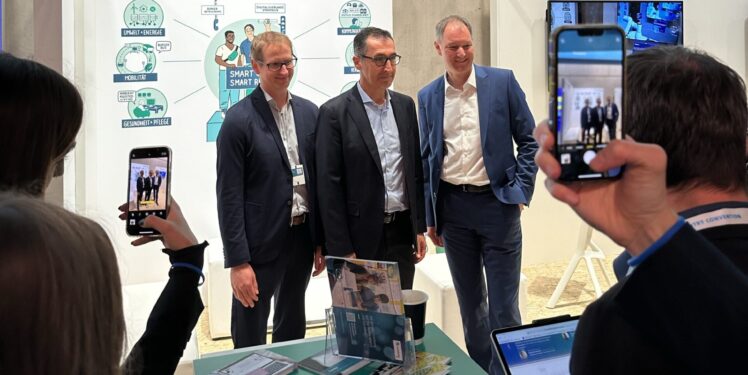 Steffen Hess und Cem Özdemir vor dem Fraunhofer IESE Stand