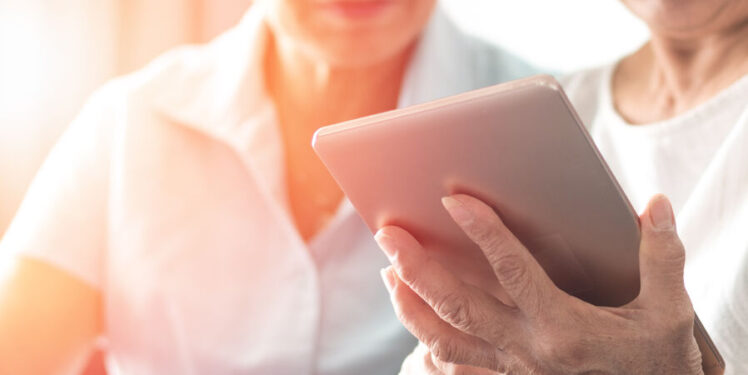 Glückliche Senioren halten ein Tablet in der Hand. Fraunhofer Projekt »Ageing Smart« will Senioren-Bedürfnisse verstehen und altersgerechte Wohn- und Versorgungsstrukturen schaffen.