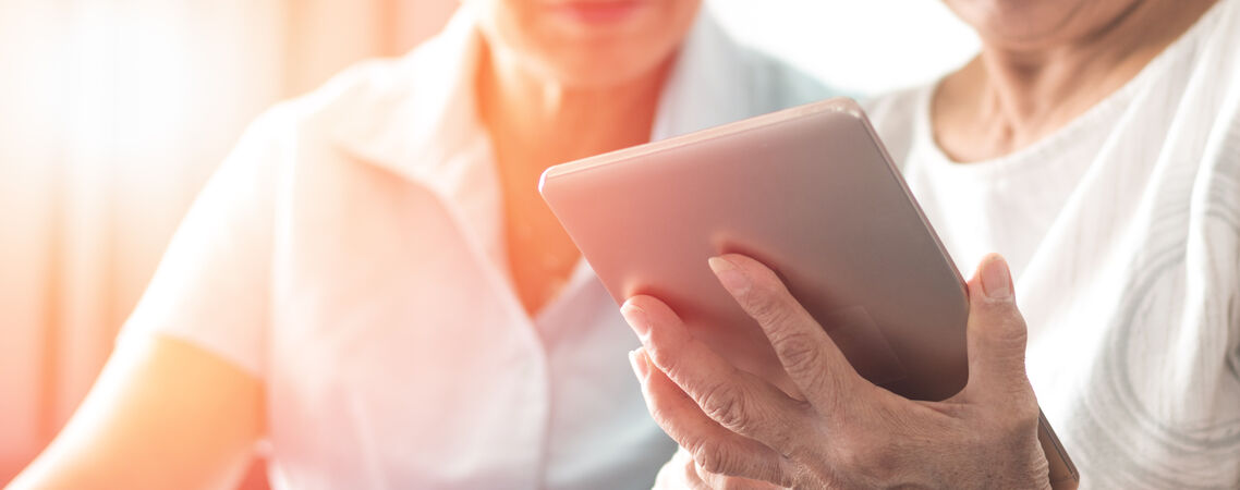 Glückliche Senioren halten ein Tablet in der Hand. Fraunhofer Projekt »Ageing Smart« will Senioren-Bedürfnisse verstehen und altersgerechte Wohn- und Versorgungsstrukturen schaffen.