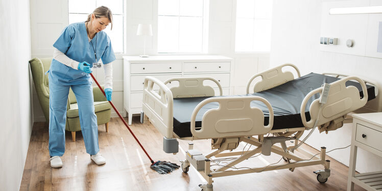 Krankenhaus: Hygiene wie Reinigung des Bodens sind zwingend notwendig, um die Ausbreitung von multiresisteneten Krankenhauskeimen zu minimieren.