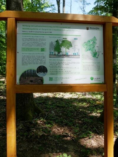 Informationstafel zur Umweltkontrollstation Merzalben im Pfälzerwald