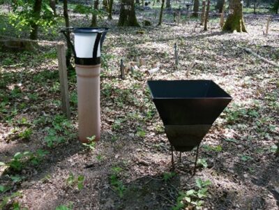 Messstation für WAldmonitoring: Niederschlagsmessgerät (links) und V-Funnel (rechts)