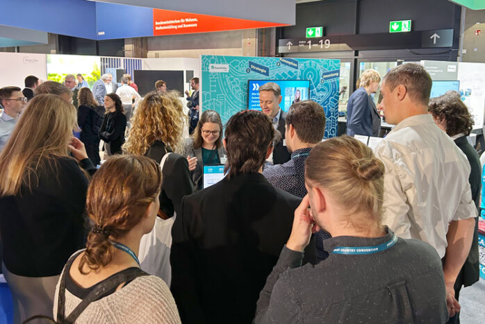SCCON 2025 Anne Kilpert informiert am Franhofer IESE Stand über "How to Smart City"