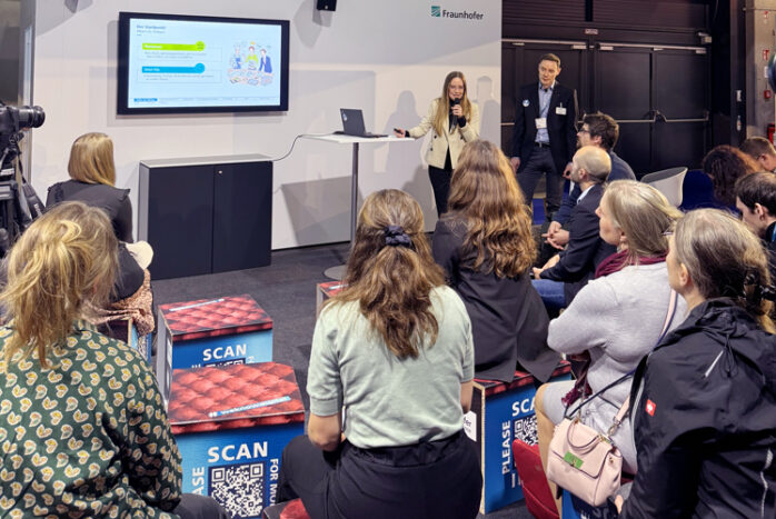 Fabienne Hammer und Balthasar Weizel beim Vortrag auf der SCCON 2025 Berlin mit dem Fraunhofer IESE