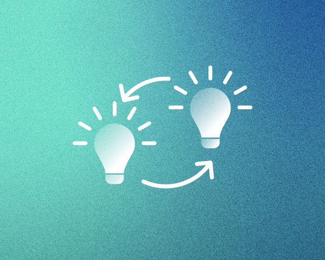 Zwei Glühbirnen stellen das Know-how dar. Zwei Pfeile symbolisieren den Transfer.