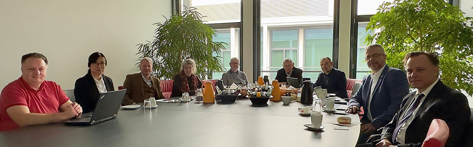Zai Müller-Zhang stellt sich bei der Leitungsratsitzung vor. Leitungsratsitzung, Leistungszentrum