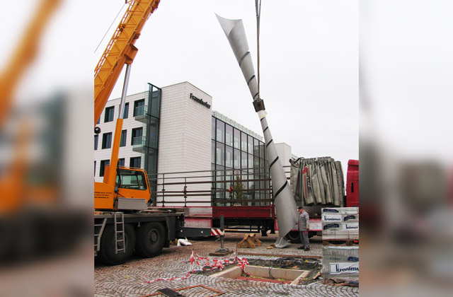 Aufstellen des Hyperboloids (Säule) vor dem Fraunhofer IESE in Kaiserslautern