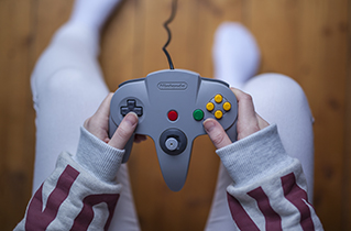 Chronik 1996: Der Controller der n64 Nintendo Spielekonsole, Fraunhofer IESE