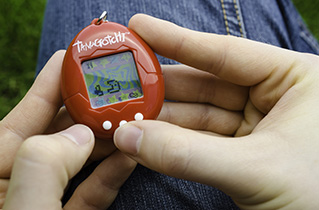 Chronik 1997: Das "elektronische Küken" - Tamagotchi, Fraunhofer IESE